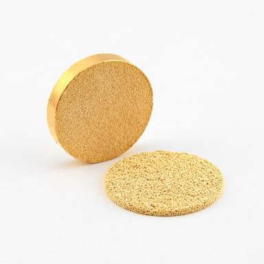 Paagutatud poorsest metallist filter